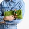 Bolso de mano Zandra de ante color trébol con pulsera de cuentas Bolso de mano Zandra de ante color trébol con pulsera de cuentas