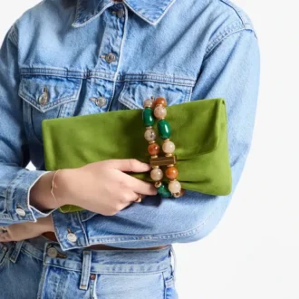 Bolso de mano Zandra de ante color trébol con pulsera de cuentas