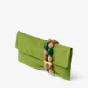 Bolso de mano Zandra de ante color trébol con pulsera de cuentas Bolso de mano Zandra de ante color trébol con pulsera de cuentas