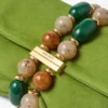 Bolso de mano Zandra de ante color trébol con pulsera de cuentas Bolso de mano Zandra de ante color trébol con pulsera de cuentas
