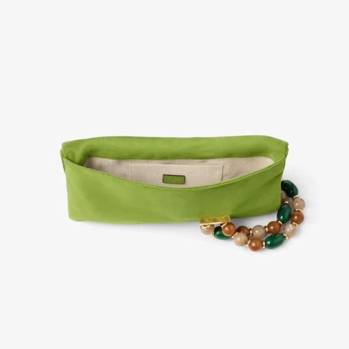 Bolso de mano Zandra de ante color trébol con pulsera de cuentas Bolso de mano Zandra de ante color trébol con pulsera de cuentas
