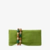 Bolso de mano Zandra de ante color trébol con pulsera de cuentas Bolso de mano Zandra de ante color trébol con pulsera de cuentas