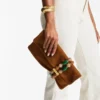 Bolso de mano Zandra de ante marrón claro con pulsera de cuentas