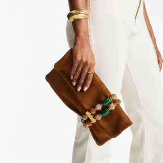 Bolso de mano Zandra de ante marrón claro con pulsera de cuentas