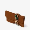 Bolso de mano Zandra de ante marrón claro con pulsera de cuentas