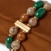 Bolso de mano Zandra de ante marrón claro con pulsera de cuentas