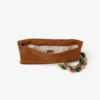 Bolso de mano Zandra de ante marrón claro con pulsera de cuentas