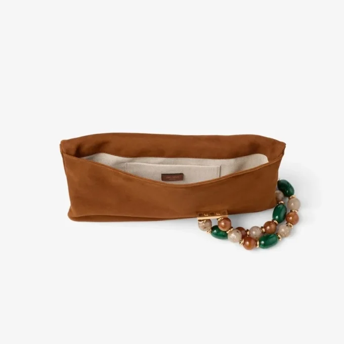 Bolso de mano Zandra de ante marrón claro con pulsera de cuentas