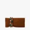 Bolso de mano Zandra de ante marrón claro con pulsera de cuentas