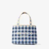 Bolso de playa tipo tote East-West Mini de rafia en mezcla de azul marino y estampado de cuadros vichy en color crudo Bolso de playa tipo tote East-West Mini de rafia en mezcla de azul marino y estampado de cuadros vichy en color crudo