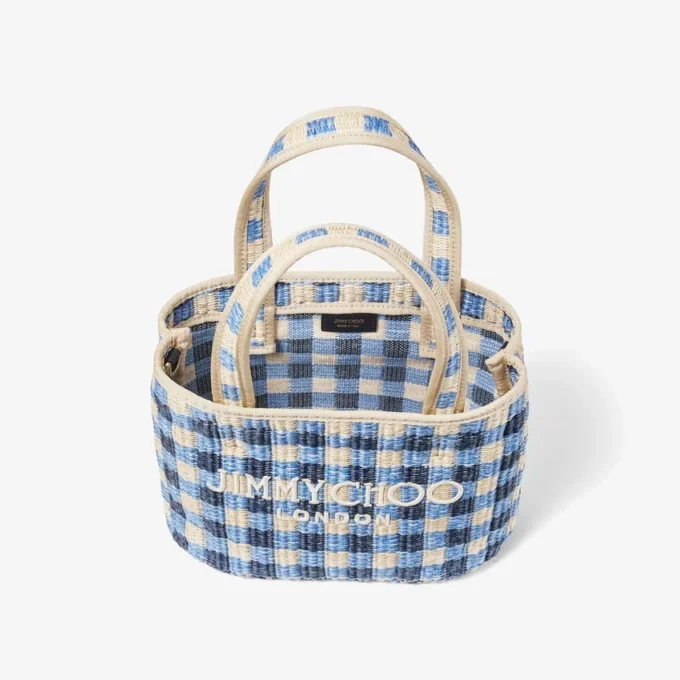 Bolso de playa tipo tote East-West Mini de rafia en mezcla de azul marino y estampado de cuadros vichy en color crudo Bolso de playa tipo tote East-West Mini de rafia en mezcla de azul marino y estampado de cuadros vichy en color crudo