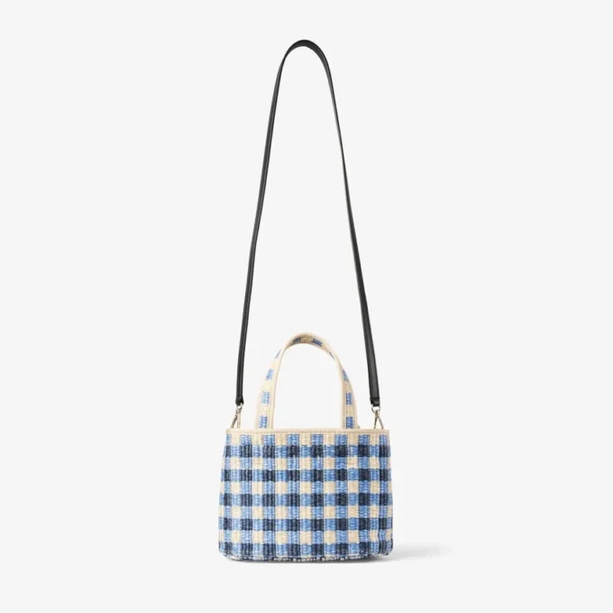 Bolso de playa tipo tote East-West Mini de rafia en mezcla de azul marino y estampado de cuadros vichy en color crudo Bolso de playa tipo tote East-West Mini de rafia en mezcla de azul marino y estampado de cuadros vichy en color crudo