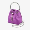 Bolso de satén Bon Bon en violeta orquídea con asa tipo pulsera metálica