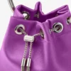 Bolso de satén Bon Bon en violeta orquídea con asa tipo pulsera metálica