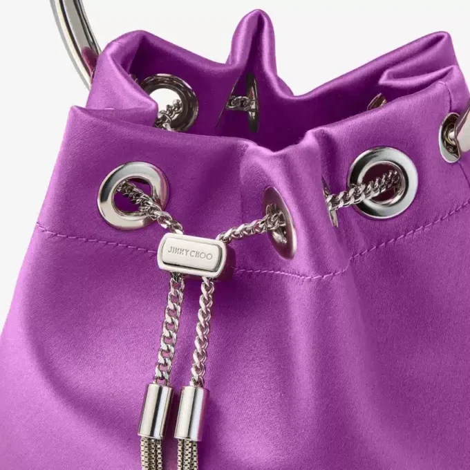 Bolso de satén Bon Bon en violeta orquídea con asa tipo pulsera metálica