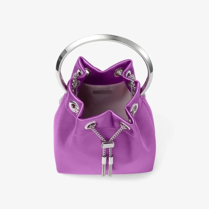 Bolso de satén Bon Bon en violeta orquídea con asa tipo pulsera metálica