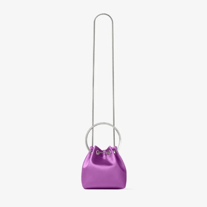 Bolso de satén Bon Bon en violeta orquídea con asa tipo pulsera metálica