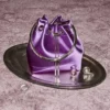 Bolso de satén Bon Bon en violeta orquídea con asa tipo pulsera metálica