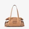 Bolso de viaje Bar Holdall mediano de ante color toffee con ribetes de cuero Biker y tachuelas de perlas