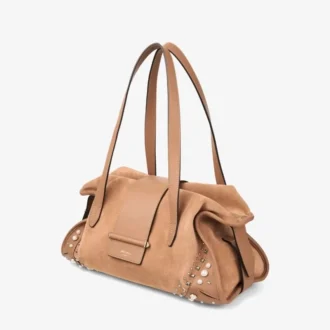 Bolso de viaje Bar Holdall mediano de ante color toffee con ribetes de cuero Biker y tachuelas de perlas