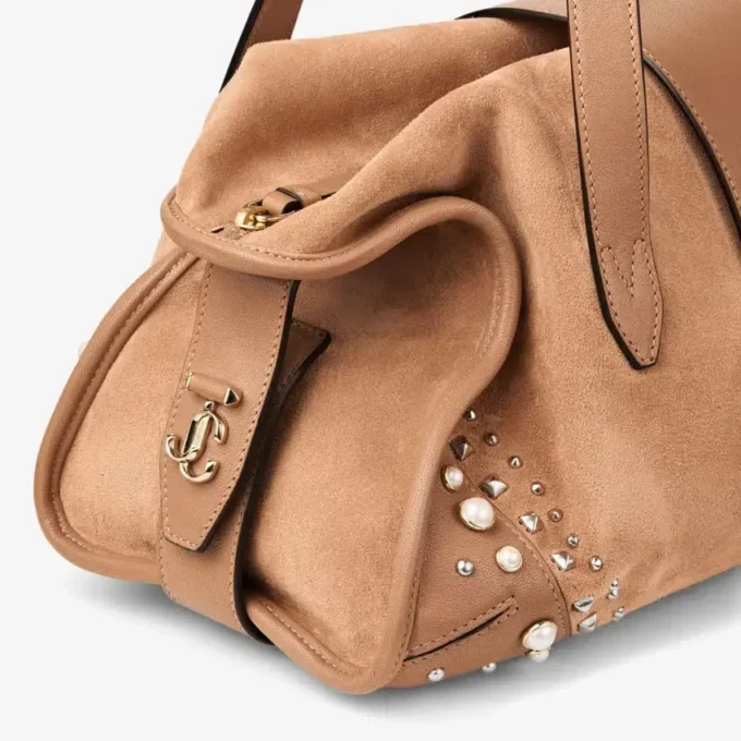 Bolso de viaje Bar Holdall mediano de ante color toffee con ribetes de cuero Biker y tachuelas de perlas