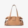 Bolso de viaje Bar Holdall mediano de ante color toffee con ribetes de cuero Biker y tachuelas de perlas