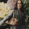 Bolso de viaje Bar Holdall mediano de ante color toffee con ribetes de cuero Biker y tachuelas de perlas