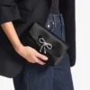 Bolso mini con lazo suave Bolso mini de satén negro con lazo de cristal