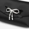 Bolso mini con lazo suave Bolso mini de satén negro con lazo de cristal