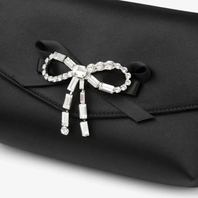 Bolso mini con lazo suave Bolso mini de satén negro con lazo de cristal