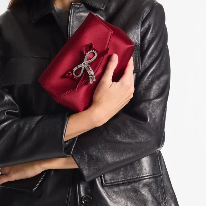 Bolso mini con lazo suave Bolso mini de satén rojo rubí con lazo de cristales
