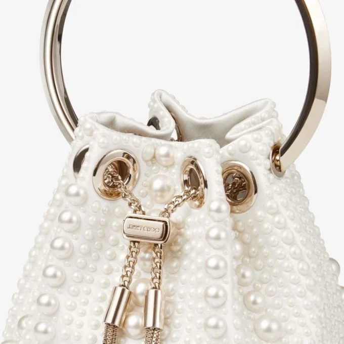 Bolso mini Micro Bon Bon de satén marfil con perlas por toda la superficie Bolso mini Micro Bon Bon de satén marfil con perlas por toda la superficie