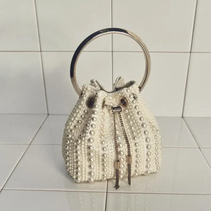 Bolso mini Micro Bon Bon de satén marfil con perlas por toda la superficie Bolso mini Micro Bon Bon de satén marfil con perlas por toda la superficie