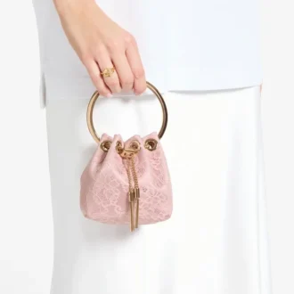 Bolso mini tipo cubo Micro Bon Bon de satén rosa y encaje jimmy choo