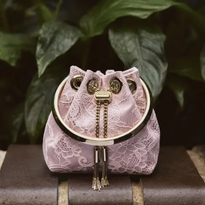 Bolso mini tipo cubo Micro Bon Bon de satén rosa y encaje jimmy choo Bolso mini tipo cubo Micro Bon Bon de satén rosa y encaje jimmy choo