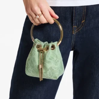 Bolso mini tipo cubo Micro Bon Bon de satén verde y encaje jimmy choo
