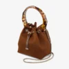 Bolso tipo cubo Bon Bon de ante marrón claro con cierre de cuentas y asa de carey