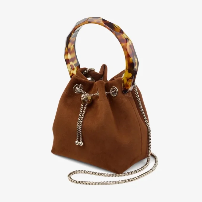 Bolso tipo cubo Bon Bon de ante marrón claro con cierre de cuentas y asa de carey