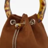 Bolso tipo cubo Bon Bon de ante marrón claro con cierre de cuentas y asa de carey