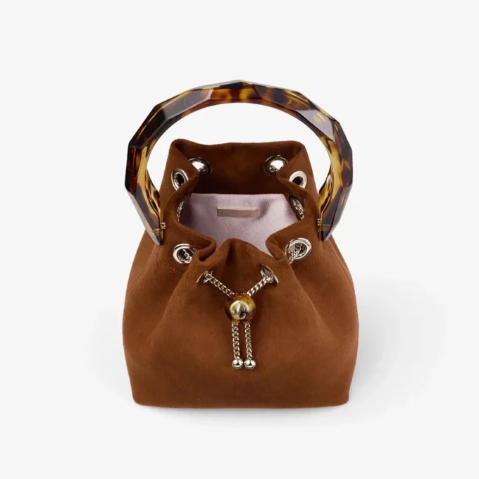 Bolso tipo cubo Bon Bon de ante marrón claro con cierre de cuentas y asa de carey