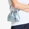 Bolso tipo cubo Bon Bon de satén azul hielo Bolso tipo cubo Bon Bon de satén azul hielo