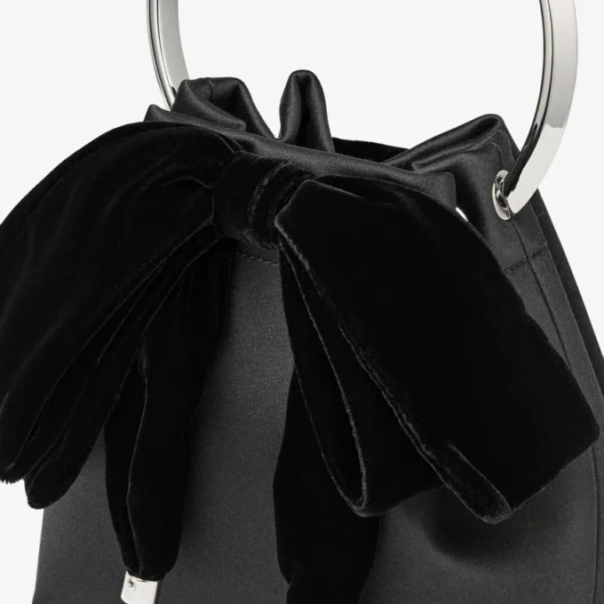 Bolso tipo cubo Bon Bon de satén negro con lazo de terciopelo Bolso tipo cubo Bon Bon de satén negro con lazo de terciopelo