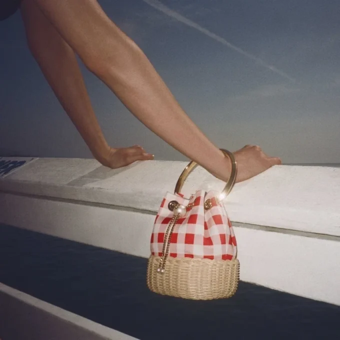 Bolso tipo cubo Bon Bon de tela de algodón a cuadros vichy rojo rubí y mimbre Bolso tipo cubo Bon Bon de tela de algodón a cuadros vichy rojo rubí y mimbre