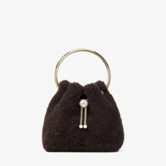 Bolso tipo cubo Bon Bon en color chocolate con asa metálica