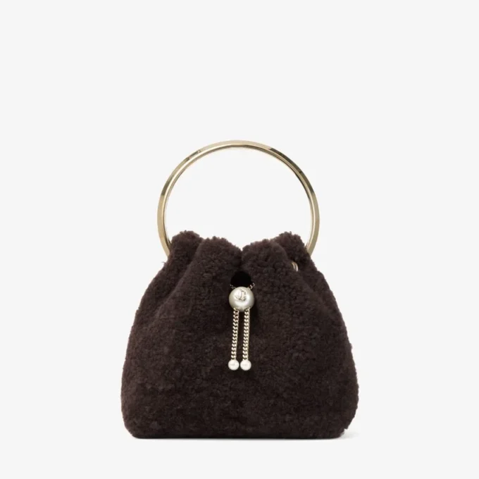 Bolso tipo cubo Bon Bon en color chocolate con asa metálica