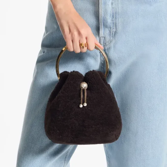 Bolso tipo cubo Bon Bon en color chocolate con asa metálica