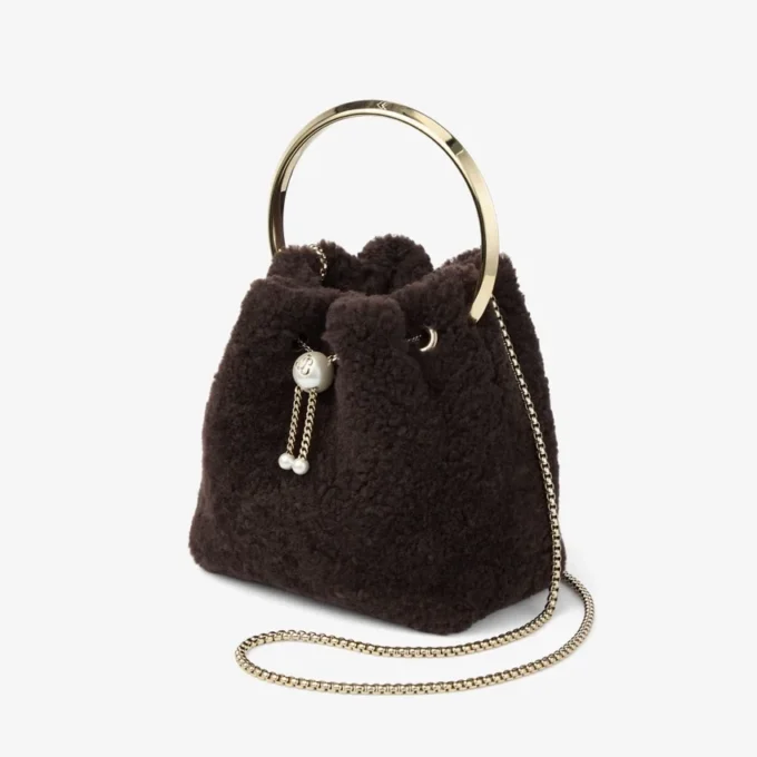 Bolso tipo cubo Bon Bon en color chocolate con asa metálica