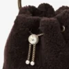 Bolso tipo cubo Bon Bon en color chocolate con asa metálica