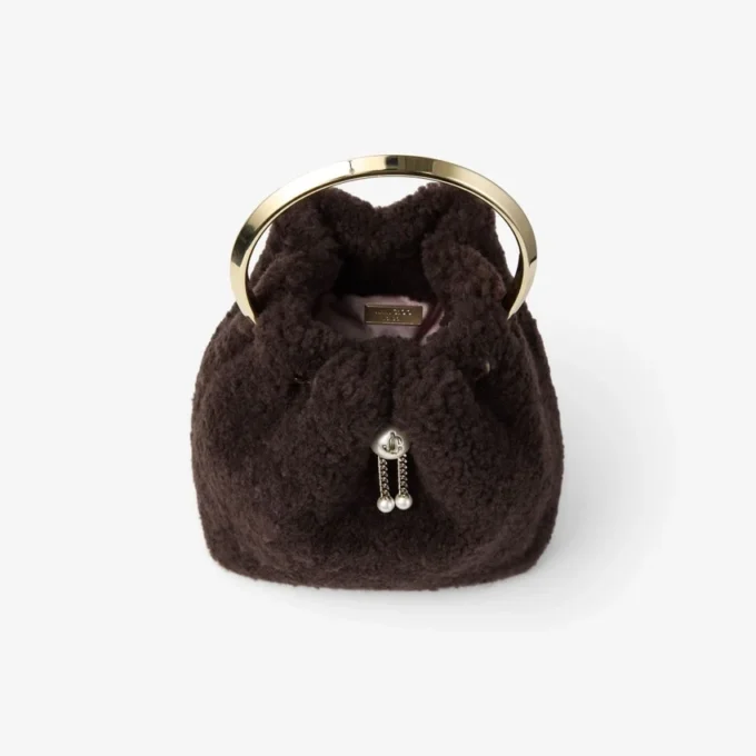 Bolso tipo cubo Bon Bon en color chocolate con asa metálica