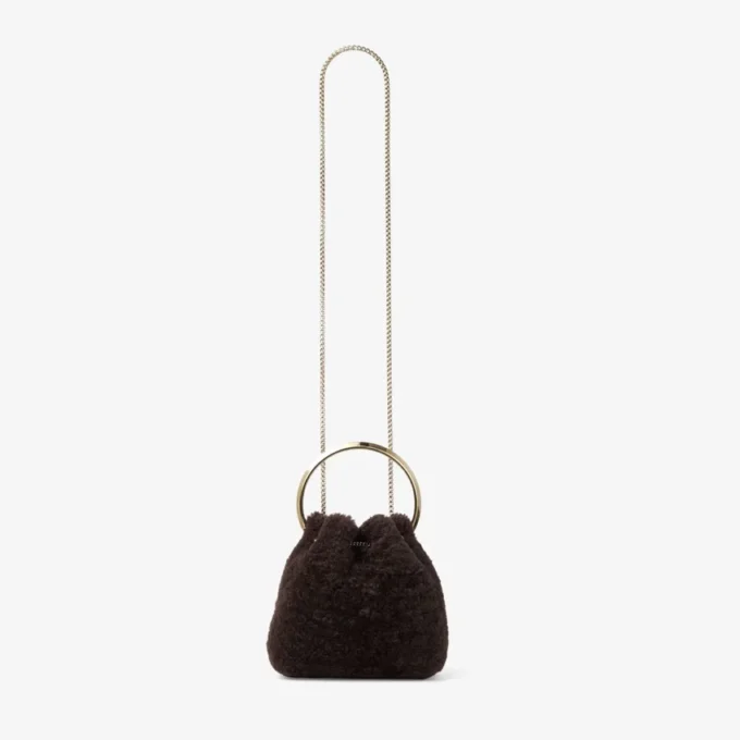 Bolso tipo cubo Bon Bon en color chocolate con asa metálica
